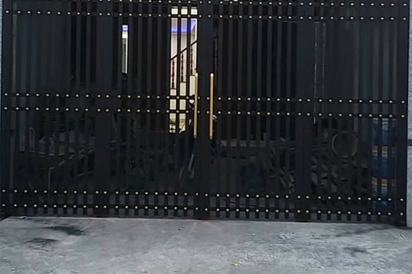 Báo giá hấp dẫn nhất về các mẫu cổng sắt nhà phố phổ biến 3 Cổng sắt nhà phố
