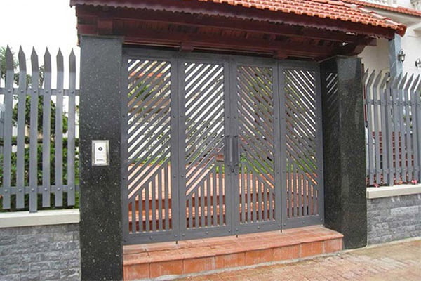 Tổng hợp các thiết kế cổng sắt nhà vườn đẹp và thu hút nhất hiện nay 4 Cổng sắt nhà vườn