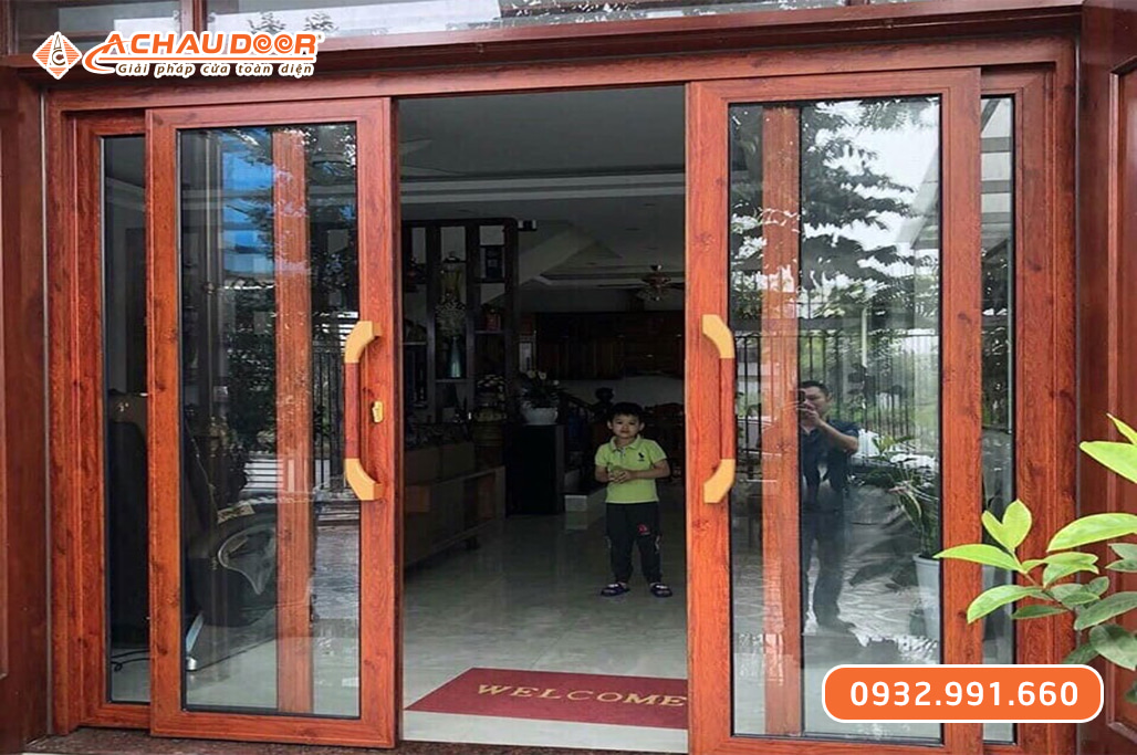 Cửa nhôm trượt quay 4 cánh màu vân gỗ 1 Cửa nhôm trượt quay 4 cánh màu vân gỗ