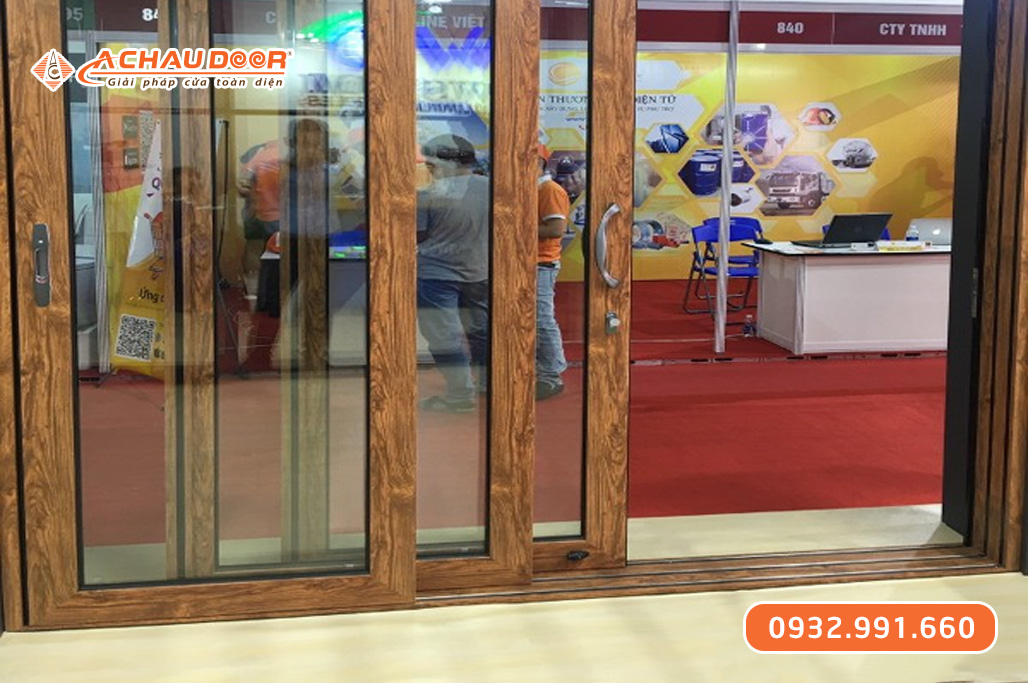 Cửa nhôm trượt quay 3 cánh màu vân gỗ 2 Cửa nhôm trượt quay 3 cánh màu vân gỗ