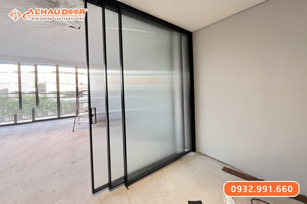 Cửa trượt Slim 3 cánh trượt qua lại trên 3 ray 3 Cửa trượt Slim 3 cánh trượt qua lại trên 3 ray