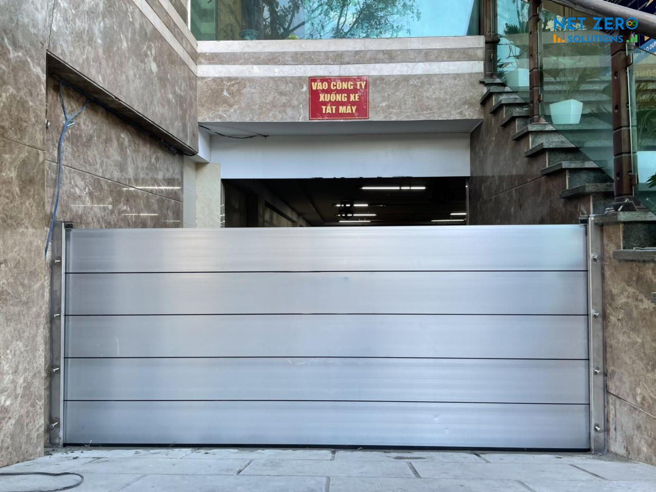 So Sánh Cửa Chống Ngập NHÔM và INOX: Loại Nào Bền Và Tối Ưu Nhất? 3 Cửa chống ngập Inox khá là nặng, khó tháo lắp
