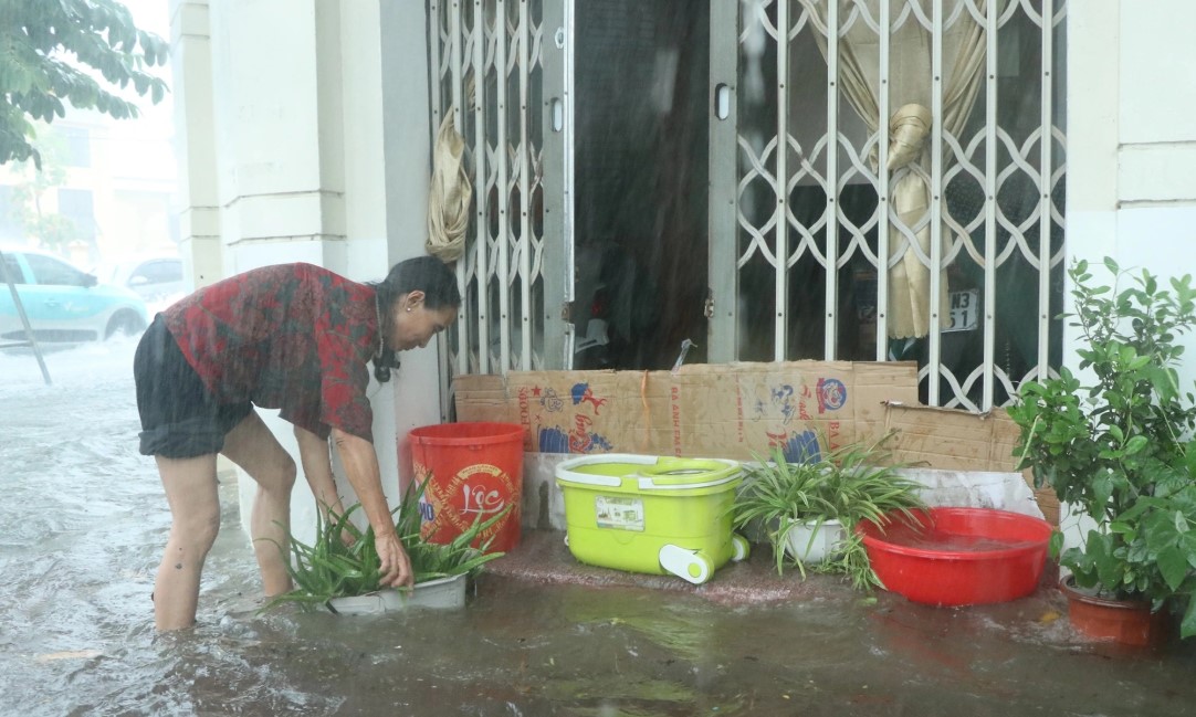 Cửa chống ngập giá rẻ: Giải pháp tiết kiệm hay tốn kém về sau? 2 Giải pháp truyền thống tạm bợ và nhiều rủi ro