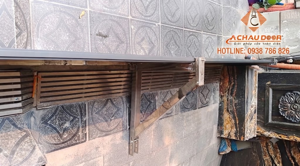 So Sánh Cửa Chống Ngập NHÔM và INOX: Loại Nào Bền Và Tối Ưu Nhất? 5 Trụ tăng cường Inox cố định chắc chắn